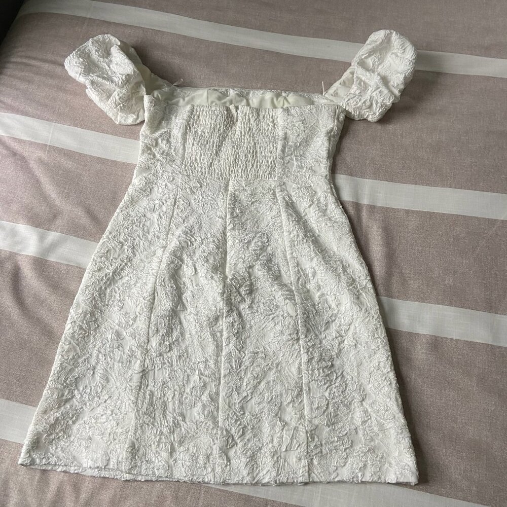 NWT ASTR The Label Raina Off Shoulder Puff Sleeve Crinkle Mini Dress White Sz M - Picture 7 of 9